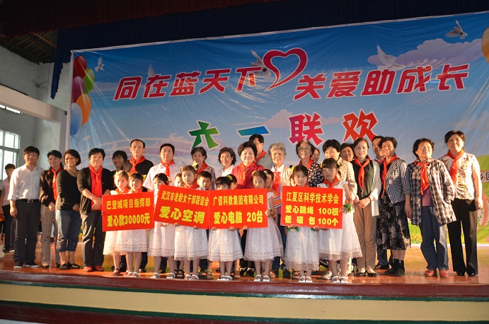 高校校长心系家乡 捐电脑助学
