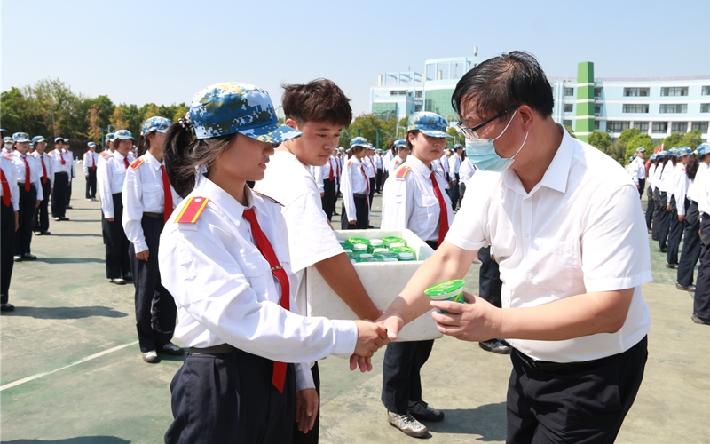 副校长崔海容为新生送绿豆汤。