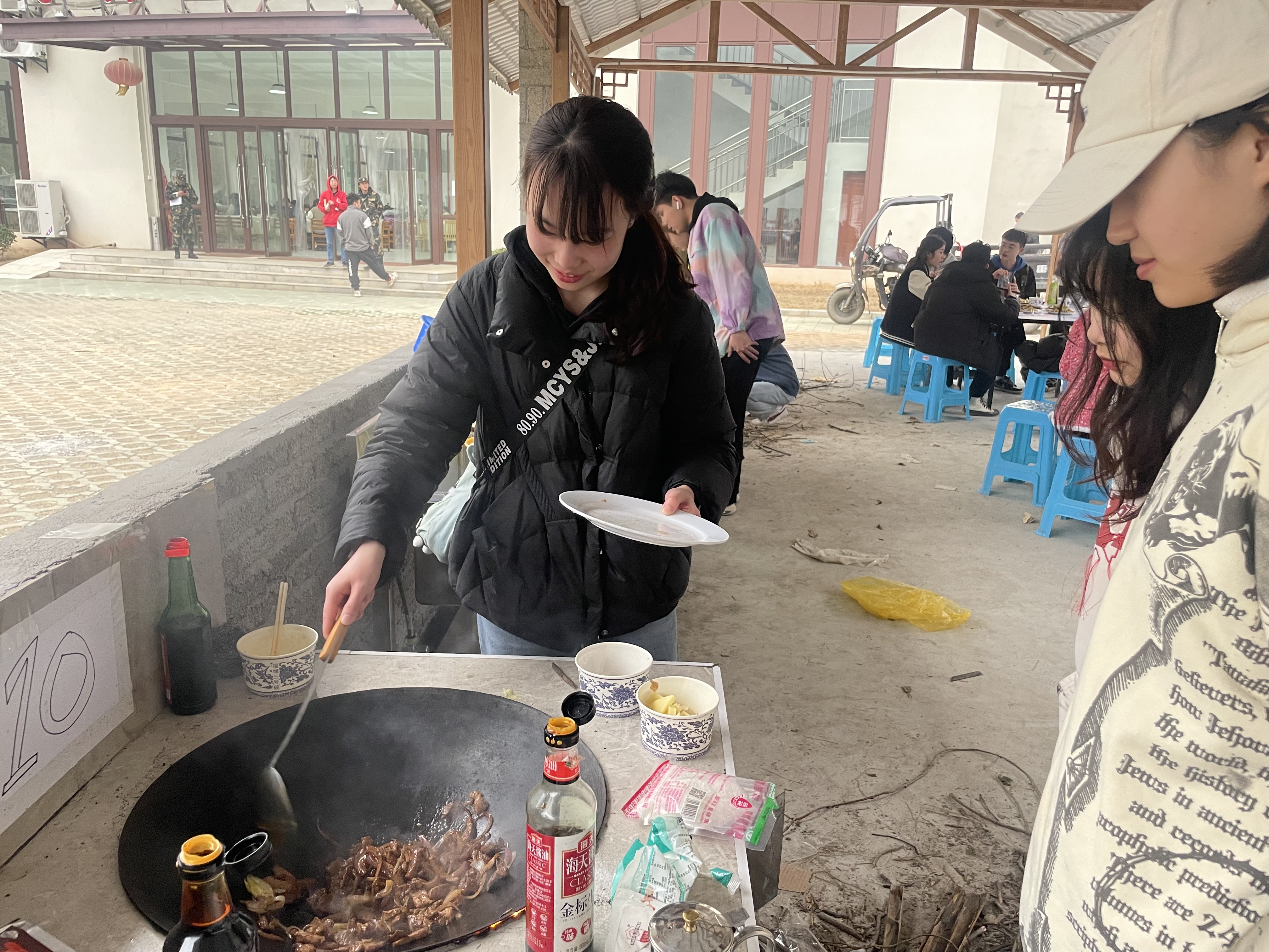 高校劳动教育课 大学生炒菜做饭秀厨艺_fororder_2